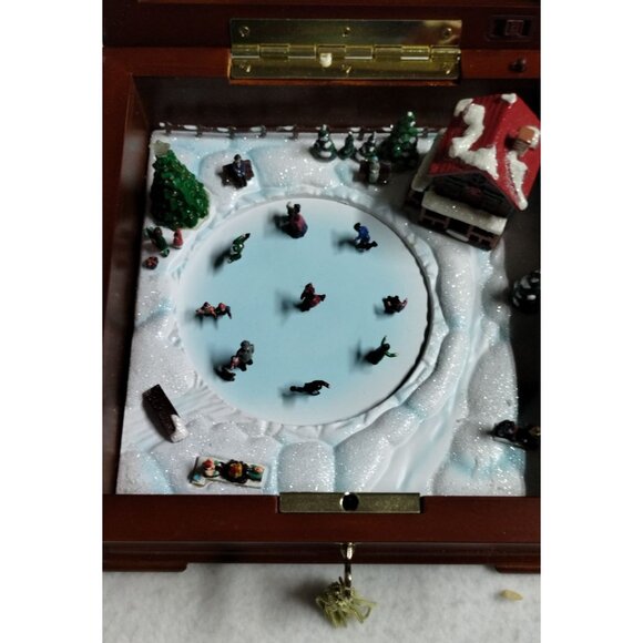 Gold Label Collection Illuminated Music Box With Animated Skaters & 30 Songs - Picture 11 of 13